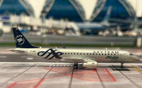 JC Wings 1:400 Alitalia Cityliner ERJ-190STD EI-RND