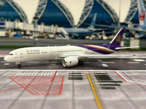 Phoenix 1:400 Thai 787-9 HS-TWC PH12014 [Width 15 Length 15.5 Height 4.5 cms] 1