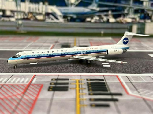Phoenix 1:400 China Northern MD-82 B-2136 PH12008 [Width 8 Length 11 Height 2 cm] 1