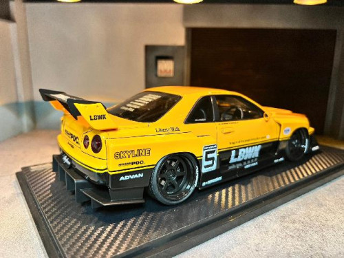 Ignition Model 1:18 Nissan Skyline (ER34) Super Silhouette LBWK in White and Yellow with Mr. Kato Figure