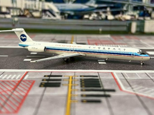 Phoenix 1:400 China Northern MD-82 B-2136 PH12008 [Width 8 Length 11 Height 2 cm] 2