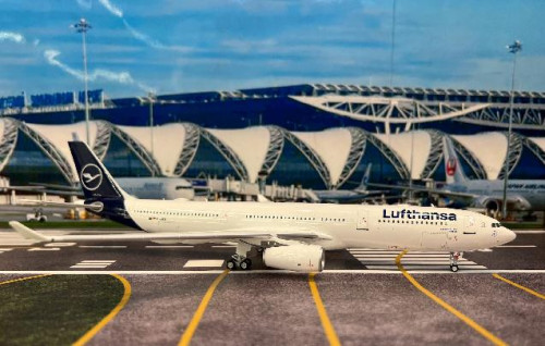 Inflight 1:200 Lufthansa A330-343 D-AIKR B333IKR [Width 30 Length 31 Height 8.5 cm] 2