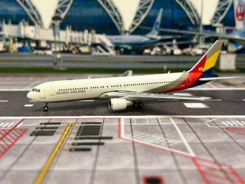 JCWings 1:400 Asiana 767-300 HL7528 XX40668 [Width 12 Length 13.5 Height 3.5 cm] 1