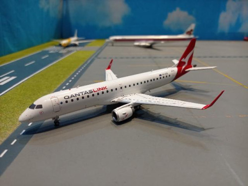 G21100 1:200 QantasLink E190AR VH-UZD [Width 14 Length 18 Height 5 cms]