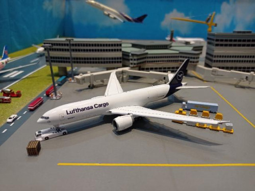GJ2126F 1:400 Lufthansa Cargo 777-200LR FD D-ALFA [Width 16 Length 17 Height 5 cms]