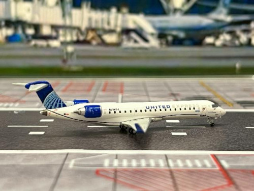 Gemini Jets 1:400 United Express CRJ550 N506GJ GJ2341 [Width 6 Length 8 Height 1.5 cms] 4