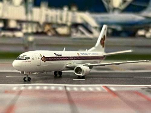 JCWings 1:400 Thai 737-400 ‘The King's 72nd Celebration’ HS-TDJ XX4987 [Width 7 Length 9 Height 2.5 4