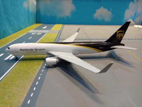 Gemini Jets G21276 1:200 UPS 767-300ERF N324UP [Width 24 Length 27 Height 8 cms] 2