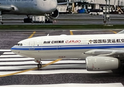 Phoenix 1:400 Air China Cargo A330-200 B-6090 PH1941 3