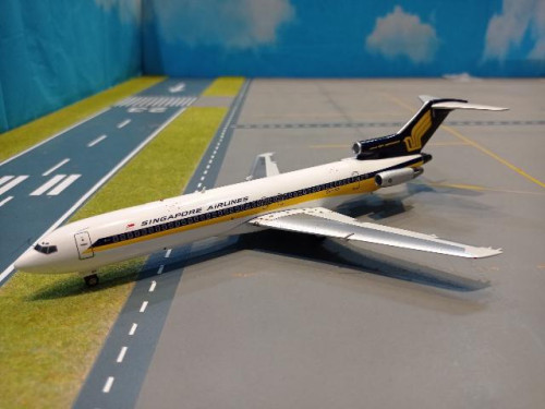 JF7272003 1:200 Singapore 727-212-Adv 9V-SGI [Width 16 Length 23 Height 5 cms]