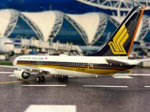 JFox 1:200 Singapore 737-8 Max 9V-MBP JF7378M012L [Width 18 Length 18.5 Height 6 cms] 6