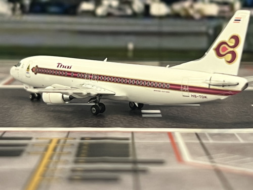 PH1694 1:400 Thai 737-400 HS-TDK King 's logo [Width 7 Length 9 Height 2.5 cm] 9