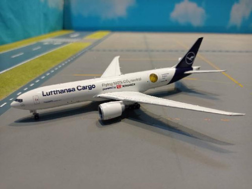 Herpa Wings HW562799 1:400 Lufthansa Cargo 777F Sustainable Fuel D-ALFG [Width 16 Length 17 Height 5