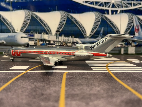 Gemini Jets 1:200 Western 727-200 N2805W ”Bud Light” G2494 [Width 16 Length 23 Height 5 cm] 3