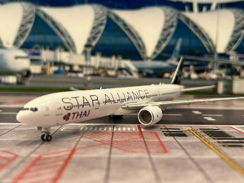 Phoenix 1:400 Thai Airways B777-300ER HS-TKQ 'Star Alliance' PH12089 [Width 16 Length 18 Height 4.5 8