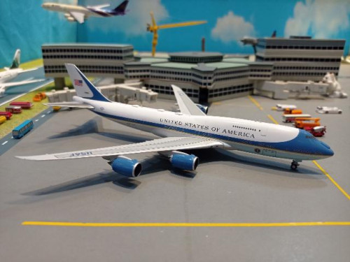 Gemini Jets GJ2220 1:400 Air Force One VC-25B B747-8 30000 [Width 18 Length 18.5 Height 4.5 cms] 1
