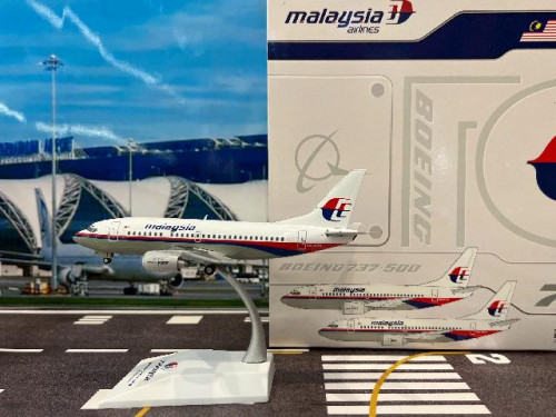JC Wing 1:200 Malaysia Airlines B737-500 9M-MFH XX20254 [Width 14 Length 15.5 Height 4.5 cm]