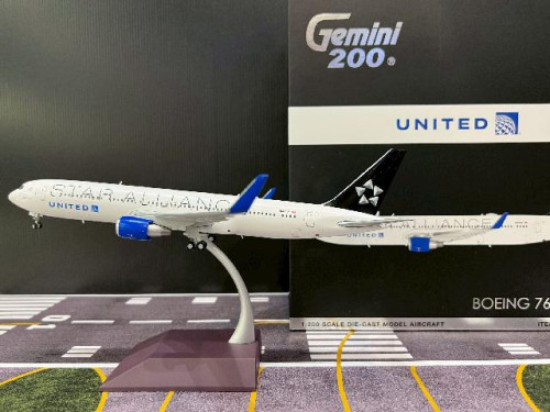 Gemini Jets 1:200 United 767-300ER N653UA Star Alliance G21379 [Width 24 Length 27 Height 8 cms]