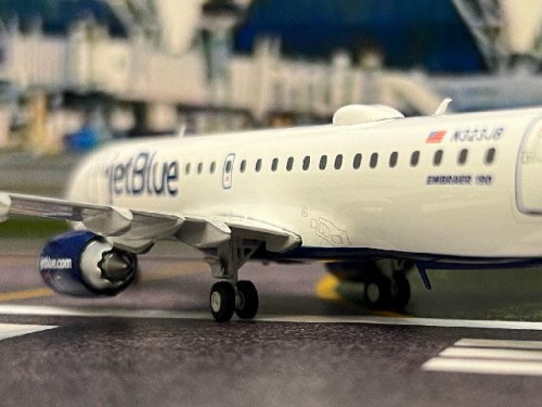 Gemini Jets 1:200 JetBlue ERJ-190-100IGW N323JB “Only Blue”G21335 [Width 14 Length 18.5 Height 5 cm] 5
