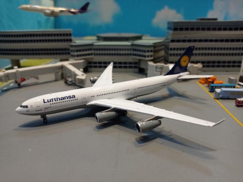 Phoenix P4552 1:400 Lufthansa A340-200 D-AIBE [Width 14 Length 15 Height 4 cms]