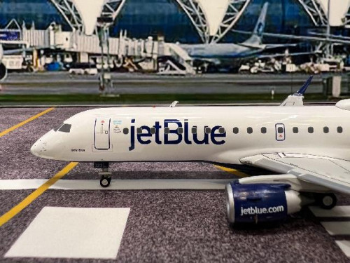 Gemini Jets 1:200 JetBlue ERJ-190-100IGW N323JB “Only Blue”G21335 [Width 14 Length 18.5 Height 5 cm] 3