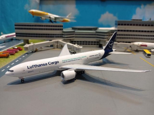 P4511 1:400 Lufthansa Cargo 777-200F D-ALFK Kuehne+Nagel [Width 16 Length 18 Height 5 cms]