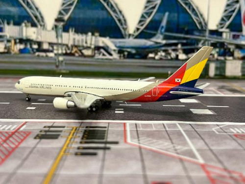 JCWings 1:400 Asiana 767-300 HL7528 XX40668 [Width 12 Length 13.5 Height 3.5 cm] 3