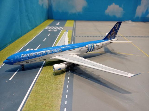 B332ARWC 1:200 Aerolineas Argentinas A330-202 LV-FVH [Width 30 Length 30 Height 8 cms]