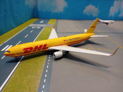 Inflight: IF763DH1221 1:200 DHL 767-300 G-DHLC [Width 24 Length 27 Height 8 cms]