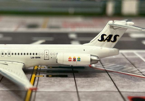 Phoenix 1:400 SAS MD-82 LN-RMN PH12056 [Width 8 Length 11.5 Height 2 cm] 6
