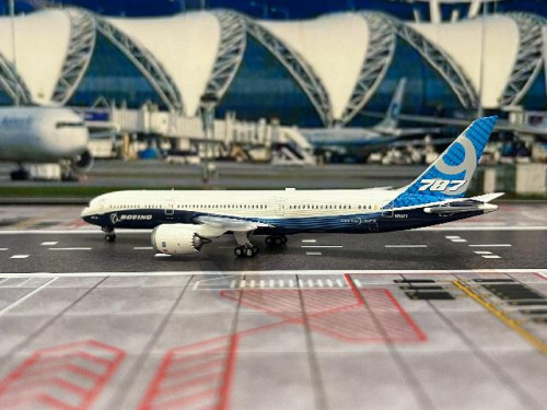 Aviation 1:400 Boeing B787-9 N789FT AV4403 [Width 15 Length 15.5 Height 4.5 cm] 3