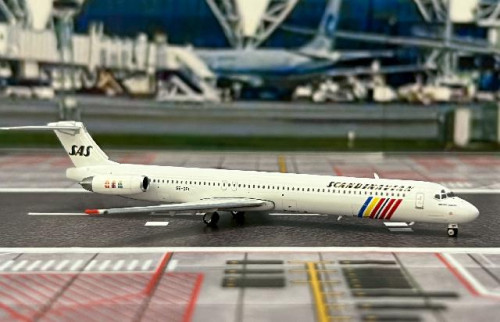 Phoenix 1:400 SAS MD-83 SE-DPI PH12057 [Width 8 Length 11.5 Height 2 cm] 2
