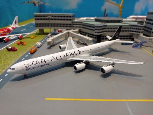 PH1744 1:400 South African A340-600 ZS-SNC Star Alliance [Width 16.5 Length 18.5 Height 5 cms]