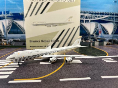 Phoenix 1:400 Brunei Sultan’s Flight 747-8 V8-BKH PH1947 [Width 18 Length 18.5 Height 4.5 cm]