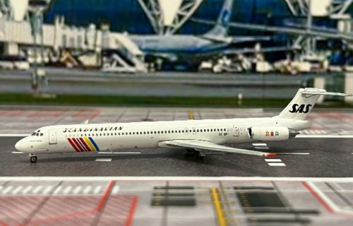 Phoenix 1:400 SAS MD-83 SE-DPI PH12057 [Width 8 Length 11.5 Height 2 cm] 1
