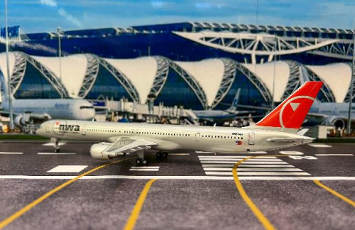 Gemini Jets 1:200 Northwest 757-300 N587NW G21422 [Width 19 Length 27 Height 6.5 cm] 3