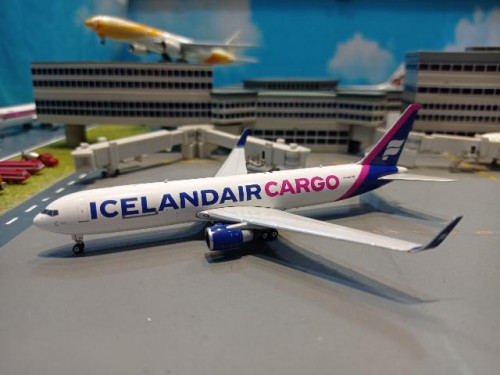 PH1786 1:400 Icelandair Cargo 767-300ER TF-ISH [Width 12 Length 13 Height 3.5 cms]