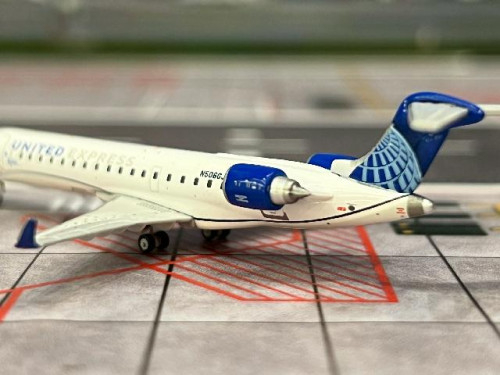 Gemini Jets 1:400 United Express CRJ550 N506GJ GJ2341 [Width 6 Length 8 Height 1.5 cms] 8