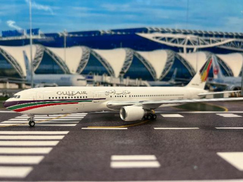 Inflight 1:200 Gulf Air 767-300ER A4O-GF RM76301 [Width 24 Length 27 Height 8 cms] 1