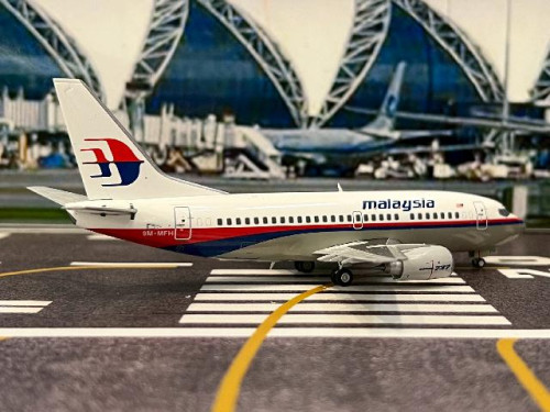 JC Wing 1:200 Malaysia Airlines B737-500 9M-MFH XX20254 [Width 14 Length 15.5 Height 4.5 cm] 4
