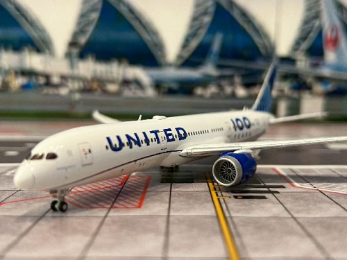 Gemini Jets 1:400 United Airlines B787-9 N61101 '100 Yrs' GJ2228 [Width 15 Length 15.5 Height 4.5 cm 7