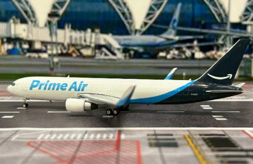 Phoenix 1:400 Amazon Prime B767-300ER C-GAZI P4674 [Width 12 Length 13.5 Height 3.5 cm] 3
