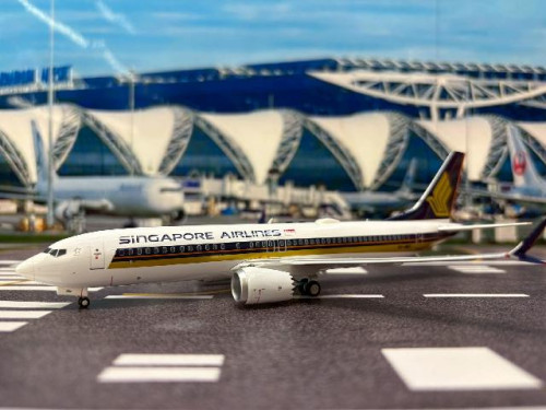 JFox 1:200 Singapore 737-8 Max 9V-MBP JF7378M012L [Width 18 Length 18.5 Height 6 cms] 1