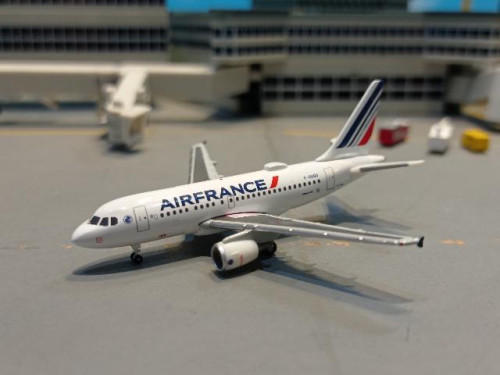 Herpa Wings HW535779 1:500 Air France A318 2021 F-GUGO [Width 6.5 Length 6 Height 2 cms]
