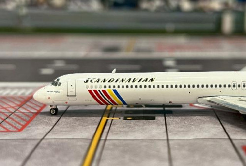 Phoenix 1:400 SAS MD-83 SE-DPI PH12057 [Width 8 Length 11.5 Height 2 cm] 5