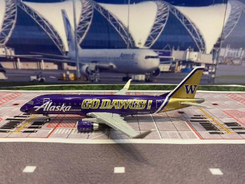 Gemini Jets 1:200 Alaska/Horizon E175LR N662QX 'Go Dawgs' G21287 [Width 14 Length 16 Height 4.5 cm] 2