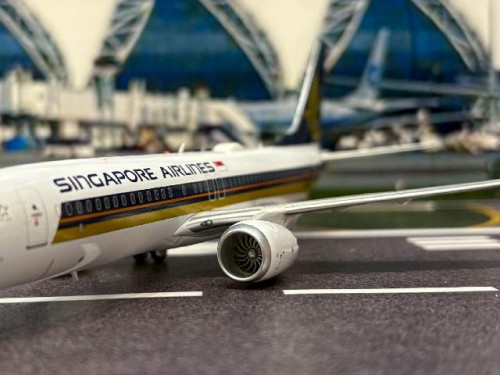 JFox 1:200 Singapore 737-8 Max 9V-MBP JF7378M012L [Width 18 Length 18.5 Height 6 cms] 5
