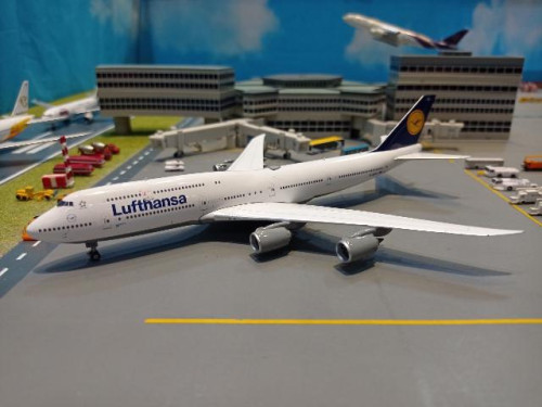 Phoenix Model [P4529] 1:400 Lufthansa 747-8i D-ABYU [Width 18 Length 18.5 Height 4.5 cms]