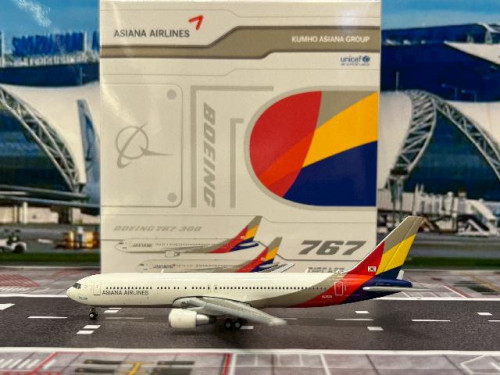 JCWings 1:400 Asiana 767-300 HL7528 XX40668 [Width 12 Length 13.5 Height 3.5 cm]