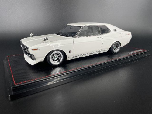 IG2403 1:18 Nissan Laurel 2000SGX (C130)White With Engine [Width 10 Length 25 Height 7 cms]